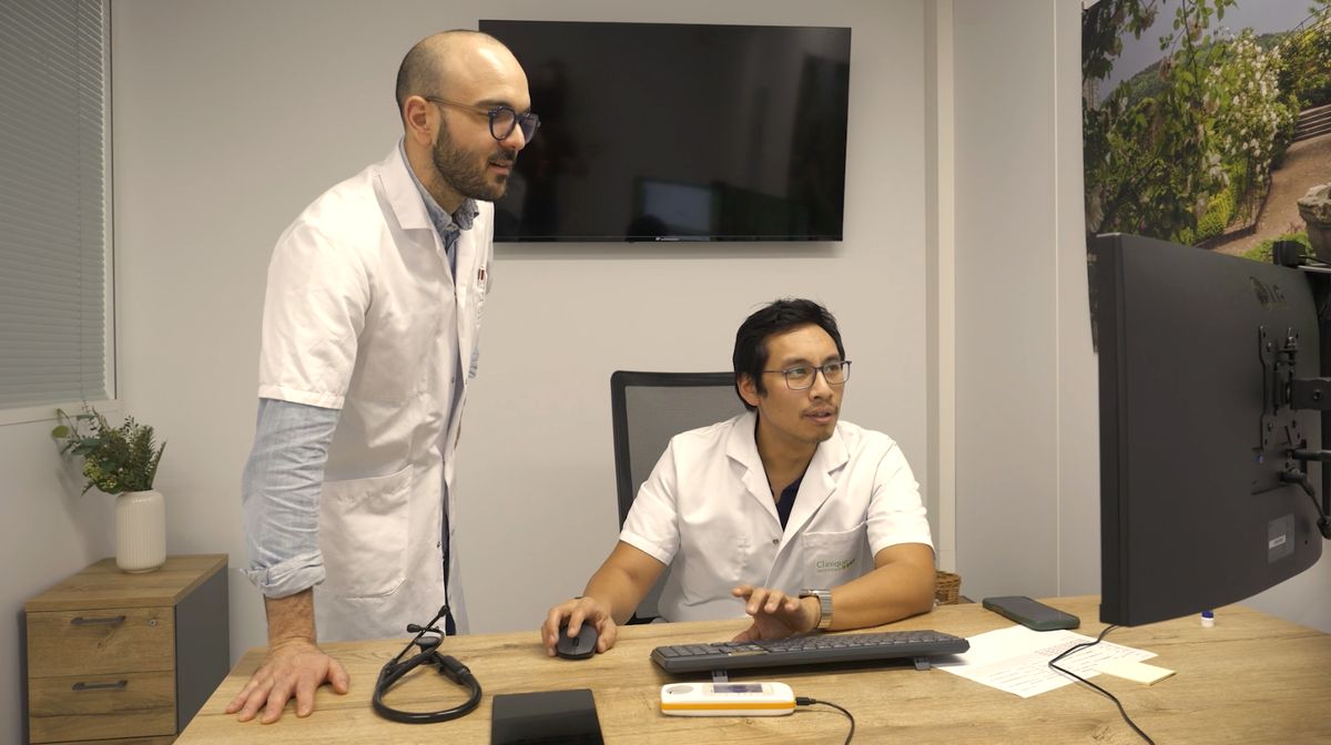 Deux médecins du centre échangent devant un écran