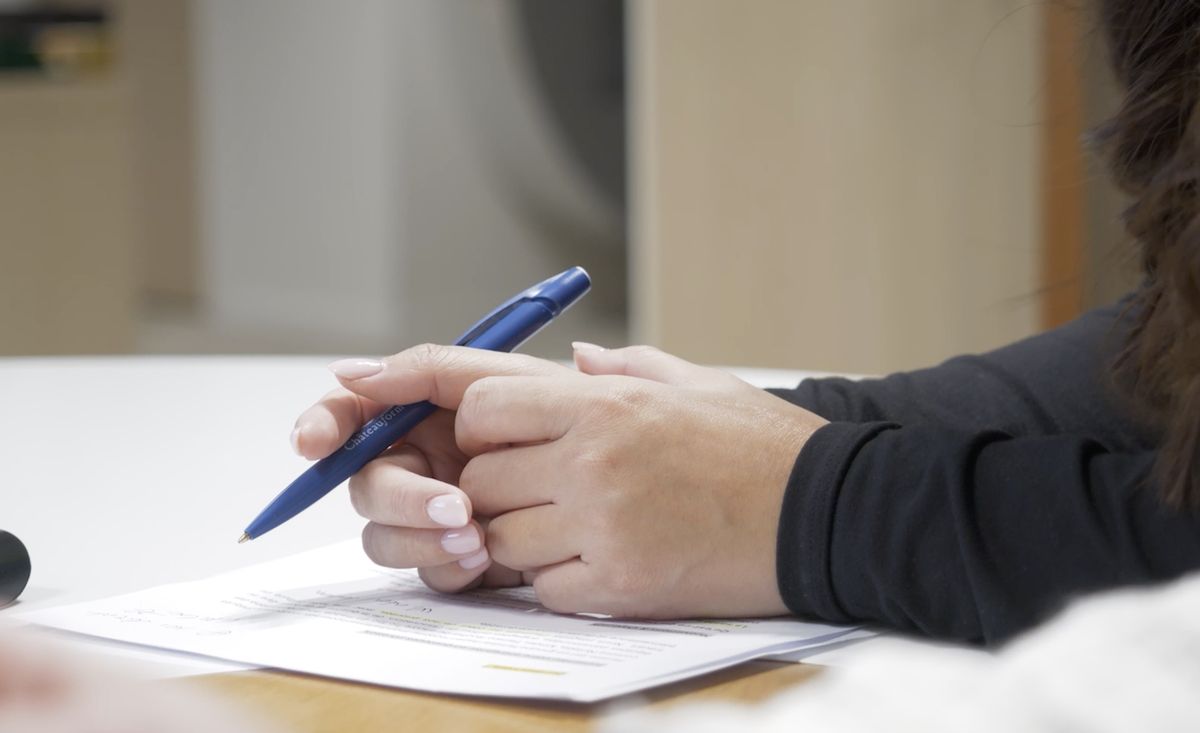 Une salariée remplit son questionnaire médical avant le bilan