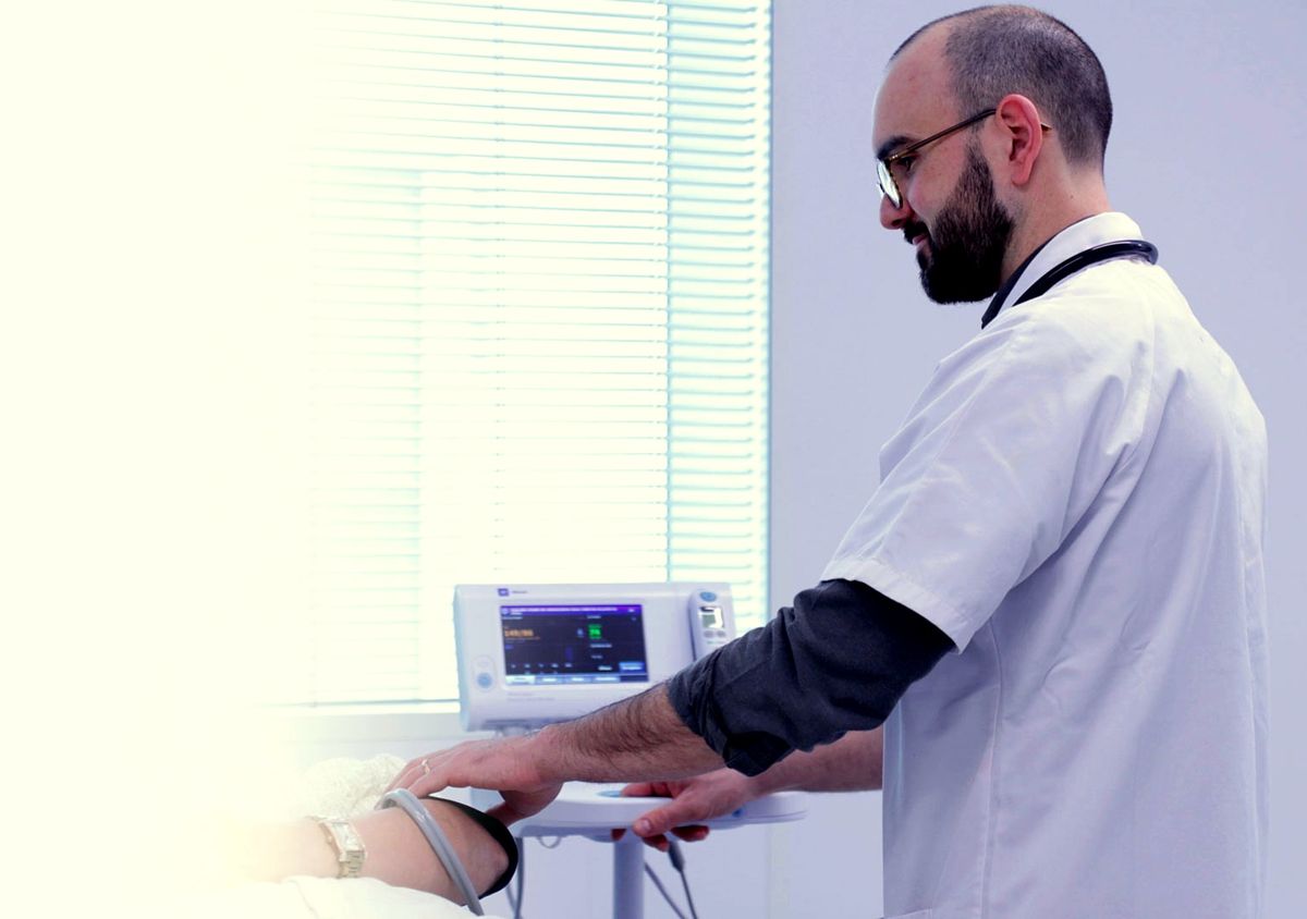 Un médecin du centre prend la tension d'un patient